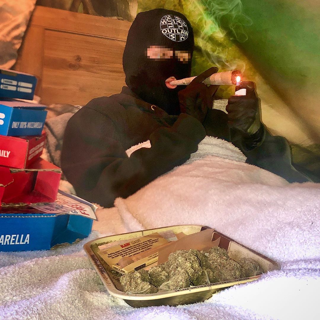 Uomo Mascherato Cannabis